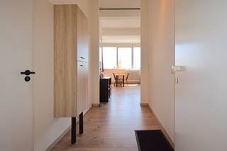 <strong>Voor meer info of een bezoek bel 0475757251 of mail philip@ocvastgoed.be</strong><br /><br />Dit 1 slaapkamer appartement van 53 m² in Residentie 1000 vuren werd in 2022 volledig gerenoveerd en is gelegen op een centrale ligging bij stadscentrum én stadsring, E40 en R4 op enkele minuten. Het groenevallei park (wandelen, picknicken en sporten), de Leie en bruisend historisch centrum Gent zijn op 5 min wandelafstand. <br /><br />In de inkomhal leiden twee deuren ons naar de badkamer met inloopdouche en wastafel en naar het apart toilet.<br />Vervolgens komen we in de living waar de grote ramen voor veel lichtinval zorgen.<br />De ruime, aparte slaapkamer biedt plaats aan een dubbel bed, een werkbureau en een kledingrek of -kast.<br />In de living vind je ook een prachtige keuken (vaatwas, inductie, oven, grote frigo) met aansluitend een berghok (nieuwe warmwaterboiler).<br />De hele studio kreeg in 2022 een volledige make-over met nieuwe laminaat en nieuwe elektriciteit. Ook de keuken en de badkamer werden toen volledig opnieuw ingericht met kwalitatieve materialen.<br />De studio ligt op de 5de verdieping waardoor je een prachtig zicht hebt op de torens van Gent. <br />De flat is uiterst geschikt voor studenten maar zeker ook als starterswoning voor young professionals, omwille van de ondergrondse parkeerplaats (verplicht aan te kopen aan 25.000 EUR).<br /><br />EPC 182 kWh/(m<sup>2</sup>jaar), energielabel B<br />Asbestveilig<br />Conforme elektriciteit<br />Stedenbouwkundige inlichtingen: woongebieden, vergunningen, geen verkavelingsvergunning, voorkooprecht, geen rechterlijke maatregel of bestuurlijke maatregel opgelegd. <br />Het perceel bevindt zich niet in een risicozone voor overstromingen, P-score A, G-score A<br /><br /><strong>Voor meer info of een bezoek bel 0475757251 of mail philip@ocvastgoed.be</strong><br /><br />