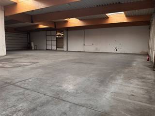 Deze ruime loods van 1.725 m² in Anzegem is de ideale keuze voor bedrijven die op zoek zijn naar een grote, flexibel inzetbare bedrijfsruimte op...