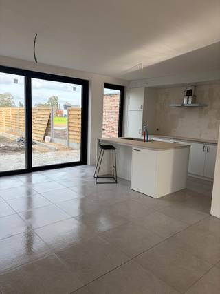 Energiezuinige woning op 500m2 met 4 slaapkamers op 1e en 2e verdieping. Badkamer met apart toilet.<br />Geïnstalleerde keuken met vaatwas, combi oven, ijskast. Met aansluitend een grote berging. <br />Grote leefruimte met apart bureau/speelkamer.<br />Inkomhal met gastentoilet.<br />Troeven : 2 slaapkamers op de 1e verdieping zijn voorzien van ingemaakte kasten.<br />Carport met voorziening voor laadpaal. <br />Tuin met tuinberging.<br />De woning is voorzien van een warmtepomp met vloerverwarming en vloerkoeling. Zonnepanelen.<br />En ventilatiesysteem D. <br />De woning heeft een energiescore A+.<br />Huisdieren zijn niet toegelaten.<br />De woning is beschikbaar vanaf December.<br />Graag contact opnemen via Whatsapp : 0497/65.60.95<br />