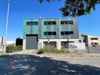 Uitstekend gelegen bedrijfsgebouw van 1.290 m² op een volledig verhard terrein van 2.630 m². Het bedrijfsgebouw bestaat uit enerzijds een...