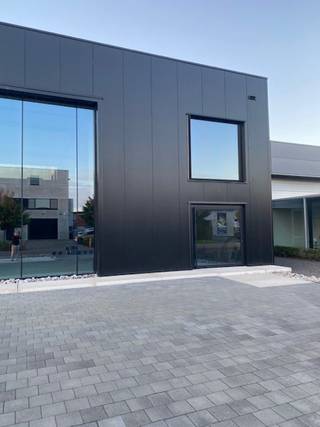Een unieke kans voor ondernemers, investeerders en visionaire projecten!<br /><br />Dit nieuw industrieel complex in moderne architectuur wordt aangeboden in casco (ruwbouw) staat, waardoor u maximale vrijheid geniet om de ruimtes volledig naar eigen wens in te richten.<br /><br />Belangrijkste troeven<br />Moderne en tijdloze architectuur<br />Hoogwaardige nieuwbouwconstructie<br />Casco oplevering voor maximale flexibiliteit<br />Geschikt voor opslag, productie, atelier, logistiek, showroom of kantooractiviteiten<br />Uitstekende bereikbaarheid en zichtlocatie<br />Ruime parkeermogelijkheden - 10 plaatsen - en functionele indeling<br /><br />Extra troef: multifunctionele eerste verdieping<br />De eerste verdieping biedt uitzonderlijke mogelijkheden en kan perfect ingericht worden als:<br /><br />Luxe showroom<br />Kantoren of coworkingruimte<br />Event- en seminarieruimte<br />Fitness- of wellnessconcept<br />Creatieve studio<br />Exclusieve loftwoning (onder voorbehoud van de nodige vergunningen)<br />Combinatie wonen en werken<br /><br />Afwerking op maat mogelijk<br />Wenst u een volledig afgewerkt project? Tegen meerprijs van (585.000 euro) kan het gebouw worden afgewerkt volgens uw wensen en activiteiten, van technische installaties en kantoren tot een complete turn-key oplevering. Deze is géén vereiste. Je kan het gebouw ook zelf afwerken.<br /><br />Een investering met toekomst<br />Dankzij de veelzijdige invulling, moderne uitstraling en uitbreidingsmogelijkheden vormt dit complex een uitzonderlijke opportuniteit voor wie ruimte zoekt om te ondernemen, te investeren of een uniek concept te realiseren. <br /><br />Uw bedrijfsruimte, showroom, eventlocatie of droomproject op een toplocatie nabij de E19!<br /><br />Bel vrijblijvend naar +32 477 30 85 59 of mail naar laila@immodor.be voor meer informatie, plannen of een bezoek ter plaatse.<br />Bouwen aan uw toekomst begint hier!