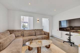 <p>Voor meer info of bezoek, bel 02 884 23 23 - In het centrum van Geraardsbergen bevindt zich deze totaal gerenoveerde woning. De woning is zeer goed gelegen in de kern van de stad bij ziekenhuis, bibliotheek, trein- en busstation, winkelstraten en eetgelegenheden, maar even goed snel verbonden met de stadsring. Het huis beschikt op de gelijkvloerse verdieping over een ruime inkomhal, een woonkamer met eethoek en uitgeruste keuken en een toilet. Op de eerste verdieping is een badkamer met douche, badkamermeubel en toilet, alsook 2 slaapkamers. De tweede verdieping geeft plaats aan een ruime slaapkamer met en-suite ligbad. Achteraan de woning bevindt zich een leuke stadstuin. Deze woning werd volledig gerenoveerd: nieuw dak, nieuwe leidingen, nieuwe keuken, nieuwe badkamer en nieuwe verwarmingsinstallatie,... Het EPC is dan ook klasse A!</p>