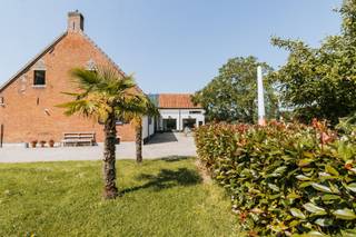 <p>In het landelijke Vremde, een deelgemeente van Boechout, bevindt zich dit uitzonderlijke domein van ca. 19.000 m² met een prachtig gerenoveerde hoeve, een indrukwekkend atelier, een apart gastenverblijf en een recent stallencomplex. Een eigendom waar wonen, werken, natuur en beleving naadloos samenkomen.</p><p>De voormalige hoeve werd de afgelopen jaren grondig gerenoveerd en uitgebreid met respect voor het authentieke karakter en hedendaags comfort. Authentieke materialen, zichtbare balken en grote raampartijen zorgen voor een lichtrijk geheel. De woning beschikt over meerdere leefruimtes, een leefkeuken, bureau, wijnkelder en op de verdieping onder meer 2 slaapkamers, badkamer, dressing en sauna. De hoofdslaapkamer is ingericht als aparte studio met eigen badkamer en uniek zicht over het weiland. </p><p>De royale schuur is ingericht als multifunctionele ruimte met eigen keuken, ideaal als atelier, galerie of inspirerende werkplek. Het charmante gastenverblijf, het bakkershuisje, biedt bijkomende slaapkamers en badkamer en kan ook perfect dienstdoen als kangoeroewoning of home office.</p><p>Verder beschikt het domein over luxueuze stallen met <span>een weide volgens paddock paradise principe, </span>een moestuin en aangelegde tuin omgeven door het landelijke karakter.</p><p>Een zeldzame eigendom in Boechout met tal van mogelijkheden voor wie op zoek is naar ruimte, rust en karakter, op korte afstand van Antwerpen.</p>