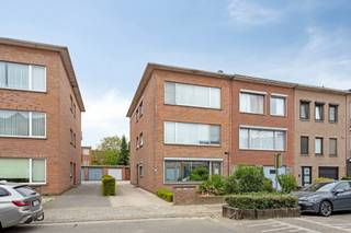 Volledig gerenoveerd gelijkvloers appartement met garage (vraagprijs: €25.000,-) in een rustige omgeving in een kleinschalig gebouw.Indeling:Via de...