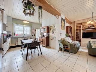 Op te frissen woning met tuin in het prachtige MesenDe woning is als volgt ingedeeld;Gelijkvloers: inkomhal, woonkamer met open, ingerichte keuken,...