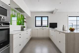 Op een goede locatie te Sint-Katelijne-Waver bevindt zich dit appartement met 4 ruime slaapkamers en terras. U bevindt zich hier vlakbij belangrijke invalswegen, winkels, scholen en het openbaar vervoer.<br /><br />We betreden het appartement met apart gastentoilet. In de leefruimte geniet u van zeer veel lichtinval door de vele raampartijen. Deze kunt u inrichten met een gezellige zithoek en een aparte eetplaats. Hier is de keuken mooi geïntegreerd in het geheel en voorzien van alle toestellen. Verder beschikt u nog over een aparte bureauruimte. De nachthal geeft ons toegang tot 4 ruime slaapkamers, badkamer uitgerust met lavabo, ligbad, toilet en inloopdouche. Op het terras kunt u steeds in alle rust en privacy genieten van het mooie weer. <br /><br />Het appartement is beschikbaar vanaf 1/09/2026<br /><br />U dient een bezoekaanvraag in te dienen via het zoekertje op onze website via de knop "vraag bezoek aan".<br /><br />Dit is een uitstekende opportuniteit als u op zoek bent naar een ruim appartement met 4 slaapkamers en terras in Sint-Katelijne-Waver. Contacteer ons voor meer informatie of via info@boonstravastgoed.be.<br /><br />Bijzonderheden :<br />- Bureau<br />- 4 slaapkamers<br />- Uitstekende ligging