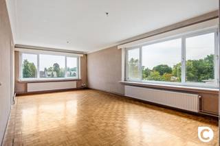 <h2><span>Te renoveren 3-slaapkamerappartement met terras en autostaanplaats </span></h2><p><span>Welkom in dit ruime te renoveren 3-slaapkamerappartement met een bewoonbare oppervlakte van ca. 115 m² en gunstig EPC, gelegen op de derde verdieping aan de Prins Boudewijnlaan 168 in Wilrijk. Dit appartement vormt een bijzonder interessante opportuniteit voor wie op zoek is naar een ruim renovatieproject met veel potentieel en mogelijkheden. Dankzij de ruime leefruimtes, drie volwaardige slaapkamers, het zuidgerichte terras en de interessante bestaande indeling beschikt het appartement over een uitstekende basis. Bovendien biedt de niet-dragende muur tussen de keuken en leefruimte de mogelijkheid om de woning volledig te transformeren naar een moderne open leefruimte met een ruime keuken en kookeiland.</span></p><h3><span>Ligging</span></h3><p><span>Het appartement bevindt zich aan de Prins Boudewijnlaan in Wilrijk, een vlot bereikbare en gegeerde locatie met een goede verbinding naar zowel Wilrijk als Antwerpen en de omliggende gemeenten. Dankzij de ligging zijn verschillende voorzieningen, winkels, scholen en horecazaken vlot bereikbaar. Ook de belangrijkste invalswegen en het openbaar vervoer bevinden zich in de nabije omgeving, waardoor zowel het centrum van Antwerpen als de omliggende gemeenten gemakkelijk bereikbaar zijn.</span></p><p><span>Een ideale ligging voor wie de combinatie zoekt van bereikbaarheid, voorzieningen en een aangename woonomgeving.</span></p><h3><span>Indeling</span></h3><p><span>Via de inkomhal betreedt u het appartement. De zeer ruime inkomhal vormt het centrale punt van de woning en zorgt voor een aangename verbinding tussen de verschillende ruimtes. Hier bevindt zich eveneens een praktische vestiairekast.</span></p><p><span>Vanuit de inkomhal komt u terecht in de ruime en zeer lichtrijke leefruimte. Dankzij de vele raampartijen geniet deze ruimte van een mooie natuurlijke lichtinval. De vloer is momenteel voorzien van een goed onderhouden blokjesparket, wat een mooie basis vormt voor de verdere renovatie.</span></p><p><span>Aansluitend bevindt zich de volledig geïnstalleerde keuken. Deze is momenteel praktisch ingericht in een U-vorm en beschikt over de nodige voorzieningen, met uitzondering van een vaatwasser.Een belangrijk pluspunt voor toekomstige verbouwers is dat de muur tussen de keuken en de leefruimte geen dragende muur is. Hierdoor zijn er verschillende mogelijkheden om de huidige indeling te optimaliseren. Zo kan de keuken bijvoorbeeld worden opengetrokken naar de leefruimte en kan er een moderne open keuken met kookeiland worden gecreëerd. Hierdoor ontstaat een ruime, open en hedendaagse leefruimte die volledig kan worden aangepast aan de wensen van de nieuwe eigenaar.</span></p><p><span>Via de keuken heeft u toegang tot het zuidgerichte terras van ca. 6 m². Dankzij de zuidoriëntatie geniet u hier van een aangename hoeveelheid zon. Er is tevens een praktische opbergkast voorzien.</span></p><p><span>Vanuit de leefruimte komt u opnieuw in de inkomhal, vanwaar de drie slaapkamers bereikbaar zijn. Het appartement beschikt over drie volwaardige slaapkamers van respectievelijk ca. 14 m², 12,5 m² en 9 m². </span></p><p><span>De badkamer is uitgerust met een ligbad, lavabo met spiegelkast en mechanische ventilatie. Ook deze ruimte biedt dankzij de renovatiemogelijkheden de kans om een volledig nieuwe en moderne badkamer te creëren. Verder is er nog een apart gastentoilet aanwezig.</span></p><p><span>Tot slot beschikt het appartement over een ruime autostaanplaats in het gebouw, bereikbaar via de automatische poort. Deze staanplaats dient verplicht mee aangekocht te worden voor 13.500 euro. </span></p><h3><span>Troeven</span></h3><ul><li><span>Ca. 115 m² bewoonbare oppervlakte</span></li><li><span>Te renoveren appartement met zeer veel potentieel</span></li><li><span>3 volwaardige slaapkamers </span></li><li><span>Mogelijkheid tot open keuken met kookeiland dankzij niet-dragende keukenmuur</span></li><li><span>Zuidgericht terras van ca. 6 m²</span></li><li><span>Gunstig EPC-label B</span></li><li><span>Asbestveilig</span></li><li><span>Dak gerenoveerd en geïsoleerd conform de doelstelling 2050</span></li></ul><p><span> </span></p><p><span>Kortom: een ruim appartement met een uitstekende basis en vooral heel wat mogelijkheden voor wie bereid is de handen uit de mouwen te steken. Een ideaal renovatieproject om een ruime, moderne en volledig gepersonaliseerde woonomgeving te creëren.</span></p>
