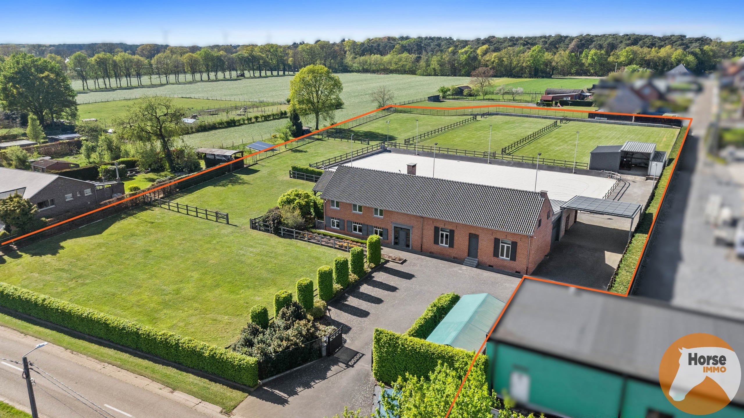 HEUSDEN-ZOLDER - Hoeve met paardenaccommodatie - foto 1
