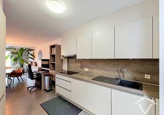 Dit gelijkvloers appartement is gelegen in het centrum van Koekelare en bestaat uit: inkomhal - toilet - living - keuken - bergruimte en wasplaats - badkamer - 2 slaapkamers - ruim terras.<br /><br />Troeven van dit appartement: <br /><br />- centrale ligging <br />- EPC label B<br />- instapklaar<br />- momenteel is dit appartement verhuurd aan 808,27 €/mnd.<br /><br />Er is een mogelijkheid om één garage bij te kopen: vraagprijs 28 500 €.<br /><br />Bel ons vandaag nog op om dit pand te bezichtigen.
