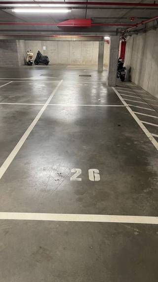 Parking gelegen onder de torens van de Kattendijkdok Westkaai  deze parking bevindt zich op -2 nr 26 op 20 m van de lift naar toren 2 en 30 m van toren 1 parking is na akte beschikbaar prijs 40.000 € De parking heeft een extra uitstap ruimte 