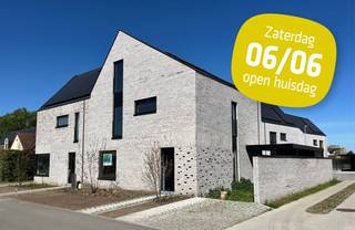 <p>Deze energiezuinige (E-peil 1!) woning op lot 2 is een halfopen bebouwing op een perceel van 197m².<br /> </p>
<strong>GELIJKVLOERS:</strong> inkom met ruimte voor vestiaire, wc, grote lichtrijke woonkamer met volledig ingerichte open keuken met eiland. Er is een carport voorzien met aanpalende tuinberging.<br /><br /><strong>EERSTE</strong> <strong>VERDIEPING</strong>: dri<span>e slpk, wc, badkamer ingericht met ligbad, inloopdouche en badkamermeubel met dubbele lavabo</span><br /><br /><strong>ZOLDER</strong>: vaste trap naar een grote zolderkamer waar optioneel een  4<sup>de</sup> en 5<sup>de</sup> slaapkamer kunnen afgewerkt worden.<br /><br />D<strong>e interieurafwerking van je woning gebeurt volledig volgens persoonlijke wensen.</strong><strong> </strong>Hiervoor kan je rekenen op de begeleiding, ondersteuning én expertise van ons team en onze partners.<br />Energiezuinige woning dankzij het doorgedreven isolatiepakket, vloerverwarming op beide verdiepingen, ventilatiesysteem D en pakket zonnepanelen. Hierdoor geniet je een VRIJSTELLING van onroerende voorheffing gedurende 5 jaar! <br /><br />De prijs is excl. btw en kosten. Download de brochure op https://durabrik.immo/nijlen-zavelweg.<br /><br />Bij interesse contacteer ons via 09 280 60 60 of info@durabrik.be.<br />Boek je afspraak in onze kijkwoning https://www.durabrik.be/nl/kijkwoningen/nijlen-zavelweg<br /><br />*De beelden en oppervlaktes zijn indicatief.<br /> 