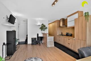 <p><span>Gelijkvloers appartement met tuin te Mortsel!</span></p><p><span>Indeling gelijkvloers appartement met tuin</span><span>: <br />We betreden het appartement via de privatieve inkom en komen vervolgens in de lichtrijke woonkamer met zicht op de tuin. In de tuin bevindt zich bovendien een ruim atelier.<br />Verder vinden we de open keuken, volledig uitgerust met alle comfort.</span></p><p><span>In de nachthal bevinden zich een apart toilet en een berging.</span></p><p><span>Aan de voorzijde van de woning ligt de eerste slaapkamer met open badkamer, bestaande uit een bad en een badkamermeubel.<br />Via de hal bereiken we de trap die leidt naar de tweede slaapkamer op de bovenverdieping.</span></p><p><span> </span></p><p><span>Nuttige informatie:</span></p><ul><li><span>EPC: 189 Kwh/(m²/jaar) LABEL B</span></li><li><span>P-score = Klasse A</span></li><li><span>G-score = Klasse A</span></li></ul><p><span> </span></p><p><span>Stedenbouwkundige inlichtingen in aanvraag.</span></p><p><span> </span></p><p><span>Voor een bezoek ter plaatse kan u ons contacteren op het nummer 03 449 42 41 of mail ons via <span>hallo@habicom.be</span></span></p><p><span> </span></p>