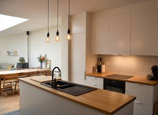 Alle info over deze woning: www.voorzienigheidsstraat16.be <br /><br />Ontdek deze verrassend lichtrijke woning op wandelafstand van centrum Kortrijk.<br /><br />Indeling woning :<br />- Gelijkvloers: inkom met berging en apart toilet, lichtrijke leefruimte (grote lichtstraat en schuifraam) met open keuken. Gezellige zuid georiënteerde tuin met terras.<br />- Eerste verdieping met ruime badkamer (lavabo, bad, douche en toilet) en slaapkamer.<br />- Tweede verdieping met 1 grote zolderkamer (slaapkamer en bureau)<br /><br />Extra troeven :<br />- Mooie authentieke elementen (glas-in-lood deuren, houten plankenvloeren)<br />- Kelder met extra opbergruimte<br />- Instapklaar (verschillende renovaties doorheen de jaren)<br />- Centrale verwarming op gas in alle ruimtes <br />- Rustige straat met veel parkeergelegenheid<br />- Fijne buurt (parken en supermarkten vlakbij)<br />- Gunstig EPC: C - 230 kWh/(m² jaar)<br /><br />Beschikbaar vanaf maart 2027<br /><br />De kijkdagen vinden plaats op vrijdag 19 juni en zaterdag 20 juni. Plan je bezoek in via mail naar: voorzienigheidsstraat16@gmail.com.<br /><br />Immo gelieve zich te onthouden.<br />