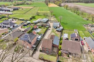 Wonen met ruimte, mogelijkheden én karakter – ideaal voor dierenliefhebbers 🐎<br /><br />Bent u op zoek naar een eigendom met tal van mogelijkheden, omgeven door rust en ruimte? Dan is deze charmante, op te frissen woning op een perceel van maar liefst 1 hectare precies wat u zoekt!<br /><br />De woning beschikt momenteel over een functionele indeling met een leefruimte, eetkamer, keuken, toilet, 2 slaapkamers en 1 badkamer. Bovendien biedt de zolderverdieping de mogelijkheid om eenvoudig uit te breiden naar 2 extra slaapkamers, ideaal voor grotere gezinnen of wie extra ruimte wenst.<br /><br />Aansluitend aan de woning bevindt zich een achterbouw, die nog volledig naar eigen smaak kan worden afgewerkt en ingericht. Deze ruimte leent zich perfect voor het creëren van een zorgwoning, kangoeroewoning of extra woongelegenheid.<br /><br />Buiten vindt u een echt paradijs voor liefhebbers van dieren en buitenleven. Het perceel is uitgerust met:<br />Een bijgebouw met 3 paardenstallen<br />Een ruime magazijn-/opslagruimte<br />Uitgestrekte buitenruimte met tal van mogelijkheden<br /><br />Deze eigendom is dan ook uitermate geschikt voor paardenliefhebbers, hobbyboeren of zelfstandigen die wonen en werken willen combineren.<br />Met de juiste renovatie kan u hier een unieke thuis creëren op een toplocatie waar rust, ruimte en potentieel centraal staan.<br /><br />👉 Troeven op een rij:<br />Perceel van ca. 1 hectare<br />Mogelijkheid tot 4 slaapkamers<br />Achterbouw met uitbreidingsmogelijkheden<br />Bijgebouw met paardenstallen<br />Magazijnruimte aanwezig<br />Ideaal voor dierenliefhebbers of zelfstandigen<br /><br />Contacteer ons voor een bezoek!