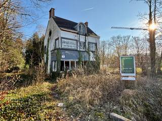 Het betreft een grond geschikt voor het realiseren van een nieuwbouwproject met 6 wooneenheden. <br /><br />Bouwvoorschriften in bijlage.
