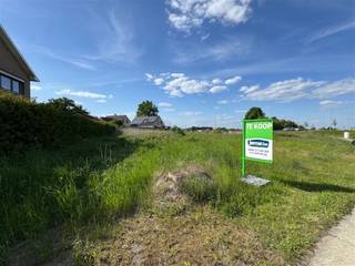 <p><span>Centraal gelegen, aan de rand van de stadskern van Bree, treffen we deze bouwgrond voor open bebouwing aan. </span></p><p><span> </span></p><p><span>Deze gunstige locatie zorgt voor een vlotte verbinding met het centrum van Bree en de omliggende gemeentes. Scholen, winkels en horeca aangelegenheden bevinden zich op fiets- en wandelafstand.</span></p><p><span> </span></p><p><span>De bouwgrond beschikt over de ideale afmetingen om uw toekomstige droomwoning te bouwen. </span></p><p><span> </span></p><p><span>Het perceel heeft een totale oppervlakte van maar liefst 6a71ca, waardoor het perfect mogelijk is om uw tuin gebruiksvriendelijk in te richten. </span></p><p><span>De straatbreedte bedraagt om en bij de 20 meter, zodat uw woning een mogelijke gevelbreedte heeft van 14 meter. </span></p><p><span> </span></p><p><span>Wenst u meer info te ontvangen over de bouwgrond? Neem dan gerust contact op via Iris@jemar.be of 0483/110875.</span></p>