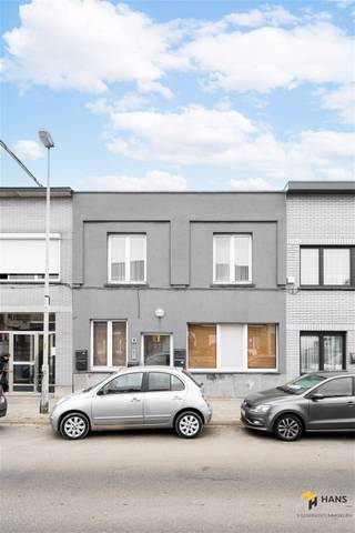 <p><span>Deze opbrengsteigendom is gunstig gelegen in de Te Couwelaarlei, op wandelafstand van het Rivierenhof. Dankzij de centrale ligging geniet je hier van een vlotte bereikbaarheid met zowel het openbaar vervoer als de auto.</span></p><p><span>Het pand is vergund opgedeeld in 4 kamers en een afzonderlijke wooneenheid:<br /></span><span>▪</span><span>️</span><span> Het gelijkvloers (±163 m²) voorzien van vier verhuurde kamers, met een gedeelde keuken en sanitair.<br /></span><span>▪</span><span>️</span><span> Een appartement op de bovenverdieping (±69 m²) met één slaapkamer.</span></p><p><span>De totale huuropbrengst bedraagt maar liefst €2450/maand, wat deze eigendom tot een uitstekende investeringsopportuniteit maakt.</span></p><p><span>Een opbrengsteigendom met gegarandeerde huurinkomsten? Laat deze opportuniteit niet voorbijgaan! Bewoonbare opp. 232 m² ref.: bruto vloeropp. Voor meer info of een gratis schatting surf naar www.hansimmo.be</span></p><p><span> </span></p>