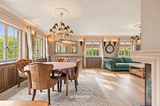 <p>Ontdek deze karaktervolle villa, prachtig gelegen in het landelijke Everslaar te Lokeren. De woning bevindt zich op een royaal perceel van 1.669 m² en combineert ruimte, privacy en een groene omgeving met tal van energiezuinige voorzieningen. Dankzij de 18 zonnepanelen, thuisbatterij, domotica en het gunstige EPC-label B geniet u hier van toekomstgericht wooncomfort.</p><p>Het achterliggende perceel, met oppervlakte van 2.094 m², kan optioneel worden aangekocht voor € 75.000.</p><hr /><p>De ruime oprit biedt parkeergelegenheid voor meerdere wagens en leidt naar de inpandige garage. Via de lichtrijke inkomhal betreedt u de woning. De stijlvolle houten trap vormt hier een warme blikvanger en geeft toegang tot de bovenliggende verdiepingen.</p><p>Op het gelijkvloers bevindt zich de gezellige leefruimte, ingericht met een zit- en eethoek. De grote raampartijen zorgen voor een aangename natuurlijke lichtinval en een fijne verbinding met de groene omgeving. Aansluitend bevindt zich de geïnstalleerde ---keuken met centraal eiland.</p><hr /><p>Een absolute troef is de royale extra leefruimte met veranda. Dankzij de vele glaspartijen geniet deze ruimte van een overvloed aan daglicht en een mooi uitzicht op de tuin. De loungehoek en jacuzzi maken hiervan een bijzondere ontspanningsruimte waar u het hele jaar door kunt genieten. Zowel de biljarttafel als de jacuzzi zijn inbegrepen in de verkoopprijs.</p><p>Op de eerste verdieping bevinden zich drie volwaardige slaapkamers. De eerste slaapkamer biedt een comfortabele rustplek. Een tweede slaapkamer beschikt over een ensuite badkamer met zowel een douche als een ligbad. De derde slaapkamer is uitgerust met een dressing en een eigen ensuite badkamer. Verder bevindt zich op deze verdieping een afzonderlijk toilet.</p><p>De tweede verdieping omvat twee bijkomende zolderslaapkamers. Deze ruimtes kunnen flexibel worden ingericht als slaap-, logeer-, werk- of hobbykamer en maken de woning bijzonder geschikt voor grotere gezinnen of wie behoefte heeft aan extra ruimte.</p><hr /><p>Buiten geniet u van een uitgestrekt en groen perceel met verschillende mogelijkheden voor ontspanning, spel en buitenleven. De landelijke ligging creëert een aangename sfeer van rust en privacy.</p><p>Dankzij de combinatie van de ruime leefvertrekken, 5 slaapkamers en 2 badkamers, inpandige garage, jacuzzi, 18 zonnepanelen, thuisbatterij en domotica vormt deze villa een uitzonderlijke thuis.</p><p>Vraag uw bezoek aan, telefonisch via 09 310 77 07 of mail naar info@woonhoekvastgoed.be.</p>