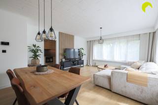 <p><span>In een rustige en groene woonwijk te Edegem bieden wij u dit gerenoveerde appartement (93m²) aan met 3 slaapkamers inclusief een garagebox en autostaanplaats. Het gebouw dateert van 1973, is steeds zeer goed onderhouden en is gelegen aan de Ernest Jouretlaan. Het appartement bevindt zich op de tweede verdieping van een klein gebouw. Vanuit het appartement kijkt u uit op groen. Er is geen lift aanwezig.<br />Gelegen in de directe nabijheid van het Sint-Goriksplein waar u verschillende winkels vindt en op wandelafstand van openbaar vervoer, scholen en de Romeinse Put.<br />Het appartement beschikt over recente dubbele beglazing met pvc-schrijnwerk en rolluiken, alsook over een individuele centrale verwarming op gas (Bulex). De elektriciteit is conform de voorschriften van het AREI.<br />Aan het gebouw zijn momenteel geen aanstaande kosten. Het dak werd vernieuwd en voorzien van isolatie. Na controle werd het appartement gecategoriseerd als "asbestveilig".</span></p><p><span>Indeling:</span></p><p><span>We betreden het appartement via de centrale inkomhal. Hier is voldoende ruimte voor een vestiaire en bevindt zich een apart gastentoilet.<br />Aan de voorzijde van het gebouw vinden we de vernieuwde en ingerichte keuken, voorzien van alle nodige toestellen. Tevens bevindt zich aan de voorzijde de lichte leefruimte.<br />Centraal in het appartement bevindt zich de ingerichte badkamer met inloopdouche, een badkamermeubel met lavabo en spiegel, alsook een bergkast.<br />Achteraan vinden we twee volwaardige slaapkamers en een derde slaapkamer, die momenteel is ingericht als wasplaats/berging.<br />In de prijs zijn de garagebox en de autostaanplaats voor de garagebox inbegrepen.<br />Er is geen syndicus in het gebouw. De vaste maandelijkse kosten bedragen ongeveer 45 euro/maand (water).</span></p><p><span>Graag sommen wij voor u nog even de troeven van dit gerenoveerde appartement op:</span></p><ul><li><span>Klein en goed onderhouden gebouw, zonder aanstaande kosten (dak reeds voorzien van isolatie).</span></li><li><span>Overal recente dubbele beglazing met pvc-schrijnwerk, asbestveilig en elektriciteit conform.</span></li><li><span>Badkamer en keuken volledig vernieuwd.</span></li><li><span>Twee volwaardige slaapkamers + derde kamer (wasplaats/berging).</span></li><li><span>Inclusief garagebox + oprit</span></li></ul><p><span>EPC:</span><span> 199 kWh/m²/jaar (B-label)<br /></span><span>P-score:</span><span> A<br /></span><span>G-score:</span><span> A</span></p><p><span>Voor een bezoek ter plaatse kan u ons contacteren op het nummer 03 449 42 41 of mailen naar </span><span><span>hallo@habicom.be</span></span><span>.</span></p><p><span>Benieuwd naar de waarde van uw woning? Check het gratis op </span><span><span>www.watismijnhuiswaard.be</span></span><span>.</span></p>
