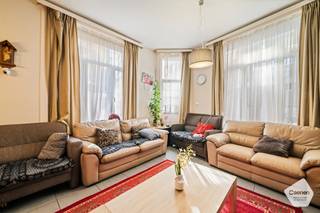 <p>Dit <strong>aangename</strong> <strong>duplexappartement</strong> met <strong>drie</strong> <strong>slaapkamers</strong> combineert een praktische indeling met een <strong>topligging</strong>, op <strong>wandelafstand</strong> van het <strong>strand</strong>, de <strong>jachthaven</strong> en diverse winkels, restaurants en andere voorzieningen.<br /><br />Op de gelijkvloerse verdieping bevindt zich de <strong>lichtrijke</strong> <strong>open</strong> <strong>leefruimte</strong> met gezellige eetplaats en <strong>volledig</strong> <strong>geïnstalleerde</strong> <strong>keuken</strong>. Aansluitend is er een <strong>douchekamer</strong>, wat zorgt voor extra comfort en functionaliteit. De bovenverdieping omvat <strong>drie</strong> <strong>volwaardige</strong> <strong>slaapkamers</strong> en een <strong>tweede</strong> <strong>badkamer</strong>, waardoor het appartement perfect geschikt is voor gezinnen, koppels die extra ruimte wensen of wie op zoek is naar een comfortabel tweede verblijf aan zee.<br /><br />Een absolute meerwaarde is de zeer ruime <strong>privatieve</strong> <strong>kelder</strong> op <strong>niveau -1,</strong> die tal van mogelijkheden biedt als extra bergruimte. Bovendien is deze kelder uitgerust met <strong>aansluitingen</strong> voor een <strong>wasmachine</strong><strong> </strong>en <strong>droogkast</strong>, wat zorgt voor extra praktisch comfort.<br /><br />Het appartement beschikt over een <strong>individuele</strong> <strong>verwarming</strong> op <strong>aardgas</strong> en biedt dankzij de ruime indeling en de gunstige ligging tal van mogelijkheden. Zowel als vaste woonst, tweede verblijf of interessante investering vormt dit duplexappartement een aantrekkelijke opportuniteit aan de kust.<br /><br />Het appartement is momenteel verhuurd. De huurders verlaten de woning eind december, waardoor het appartement <strong>vrij</strong> zal zijn <strong>bij</strong> het verlijden van de <strong>akte</strong>.</p>