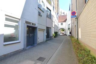 Bent u op zoek naar een centraal gelegen kantoorruimte in Mechelen? Deze instapklare kantoorruimte op de 2e verdieping biedt u niet alleen een vlotte bereikbaarheid, maar ook een prachtig uitzicht op de iconische Sint-Romboutstoren.<br /><br />Indeling:<br />Kantoorruimte van ca. 35,5 m² (3,90 m x 9,10 m)<br />Gezamenlijke inkomhal met gescheiden dames- en herentoiletten<br />Gezamenlijke keuken en wachtruimte<br /><br /><br />Maandelijkse provisie: €150<br />Inclusief elektriciteit, waterverbruik, centrale verwarming en kosten voor gemeenschappelijke delen.<br /><br />Ligging:<br />Gelegen in het centrum van Mechelen, op wandelafstand van winkels, horeca en openbaar vervoer.<br /><br />Het is mogelijk een autostaanplaats bij te huren aan 75 euro/maand<br /><br />Interesse? Neem vandaag nog contact op voor meer informatie of een bezichtiging via info@immovos.be of 0479 35 71 72.