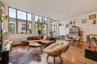 Cet appartement étonnamment spacieux, aux allures de studio, est situé dans la rue Oswald Ponette à Renaix. Il met l'accent sur la lumière,...