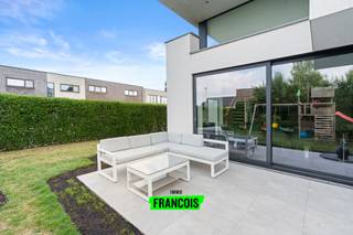 Welkom in deze prachtige, eigentijdse woning die meteen indruk maakt door haar moderne architectuur, optimale energiezuinigheid (E-peil E29)...