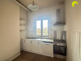 <p><span>Ruim tweeslaapkamerappartement in Berchem!</span></p><p><span> </span></p><p><span>Het appartement bevindt zich op wandelafstand van alle nodige faciliteiten zoals openbaar vervoer en winkels, ...</span></p><p><span> </span></p><p><span>Indeling:</span></p><p><span>We betreden het appartement op de tweede verdieping via de gemeenschappelijke hal en komen terecht in de inkomhal. De inkomhal beschikt over ruimte voor een vestiaire-kast en geeft ons toegang tot de ruime woonkamer. </span></p><p><span>Vervolgens vinden we de keuken, deze beschikt over alle nodige comfort. Het appartement heeft twee slaapkamers. De badkamer is uitgerust met een dubbele lavabomeubel, spiegel en een bad. Tot slot is er een apart toilet, dewelke handig is voor de gasten. </span></p><p><span> </span></p><p><span>Praktische info:</span></p><p><span>-  EPC-score: </span><span>355 kWh/(m²/jaar)</span></p><p><span>-  Instapklaar en onmiddellijk beschikbaar </span></p><p><span>-  Gemeenschappelijke kosten: €30 (water)</span></p><p><span>-  Huurwaarborg: 3 maanden huur</span></p><p><span> </span></p><p><span>!!! NIEUW: PLAN VANAF NU ZELF JOUW AFSPRAAK IN VIA ONZE ONLINE MODULE!!! </span></p><p><span>Surf naar het betreffende eigendom op onze website <span>www.habicom.be</span></span><span> en klik vervolgens op de roze knop</span><span> 'PLAN EEN BEZOEK'.</span></p><p><span> </span></p>