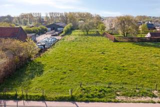 Deze bouwgrond is rustig gelegen in Neervelp, in groene omgeving. Het perceel biedt de ideale kans om uw droomwoning te realiseren.<br /><br />Deze bouwgrond biedt dus ruime mogelijkheden om een functionele en lichtrijke gezinswoning te creëren, met voldoende aandacht voor buitenruimte.<br /><br />Indeling en mogelijkheden volgens bouwvoorschriften:<br />- Half open bebouwing met maximaal 2 bouwlagen + zolder verdieping <br />- Bouwvrije zone linker perceelgrens: 3 m<br />- Maximale bouwdiepte gelijkvloers: 15 m<br />- Maximale bouwdiepte verdieping: 12 m<br />- Bijgebouw mogelijk tot 40m²<br /><br />Belangrijk, de kosten voor de aansluiting van de nutsvoorzieningen en riolering werden reeds betaald door de verkoper. <br />Het perceel is zuid-oost georiënteerd! <br /><br />Het betreft lot 5 op het plan in bijlage.<br /><br />Voor meer informatie, contacteer ons gerust!