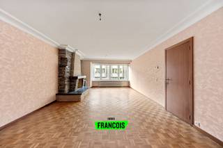 Gelegen op een steenworp van het Brugse centrum en station zoekt dit ruim appartement met twee slaapkamers een nieuwe eigenaar. Met tal van voorzieningen in de directe omgeving zoals scholen, winkels, openbaar vervoer ... is dit appartement ideaal gesitueerd. <br /><br />Het appartement bevindt zich op het eerste verdiep van Residentie Atlanta. Met de lift of trap bereik je de veilige voordeur van het privatief. De inkomhal biedt toegang tot de royale leefruimte met grote raampartijen, de gesloten keuken met aparte berging en de nachthal. Deze nachthal vormt de verbinding naar de twee slaapkamers, badkamer en apart toilet.<br /><br />Een grote troef aan dit pand is het ruime terras van meer dan 16 vierkante meter. Door de zuidoostelijke oriëntatie geniet je hier volop van de ochtendzon, of kan er uitgebreid getafeld worden voor de lunch. <br /><br />Bij het appartement hoort een garagebox van 35.000 euro.<br /><br />Het appartement heeft een EPC-label B en werd goed onderhouden. Mits wat opfrissing is op deze woonst een eigen stempel te drukken. Zie jij jezelf hier al wonen? Plan snel je bezoek in via eva@immofrancois.be of 0471 96 08 57!<br /><br />