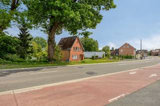 <p><span><strong>TE KOOP: Te renoveren woning met ruim perceel en projectmogelijkheden in Lummen!</strong></span></p><p><span>Bent u op zoek naar een renovatieproject met veel potentieel? Dan is deze woning aan de Genenbosstraat 132 in Lummen zeker een bezoek waard. Gelegen nabij het kanaal en op een perceel van meer dan 6 are, biedt deze eigendom tal van mogelijkheden voor zowel particuliere kopers als investeerders.</span></p><p><span>De woning beschikt over een ruime leefruimte met veel mogelijkheden, een compacte keuken en verschillende extra kamers die ideaal kunnen dienen als berging, bureau of hobbyruimte. Verder zijn er twee zeer grote slaapkamers, een extra kleine kamer, een kelder en een zolder aanwezig.</span></p><p><span>Het ruime perceel vormt zonder twijfel een van de grootste troeven van deze eigendom. Volgens beschikbare plannen bestaat er de mogelijkheid om het terrein te ontwikkelen voor twee halfopen bebouwingen, wat deze woning ook interessant maakt als investerings- of projectgrond.</span></p><p><span><strong>Ligging:</strong></span></p><p><span>Deze woning is gunstig gelegen vlakbij het kanaal en met een vlotte verbinding naar omliggende gemeenten en belangrijke invalswegen. Dankzij de centrale ligging bevinden winkels, scholen, openbaar vervoer en andere dagelijkse voorzieningen zich op korte afstand.</span></p><p><span>Daarnaast geniet u hier van een rustige woonomgeving met een aangename combinatie van groen en bereikbaarheid. De nabijheid van het kanaal en verschillende wandel- en fietsroutes maakt deze locatie ook aantrekkelijk voor wie houdt van rust en natuur.</span></p><p><span> </span></p><p><span><strong>Indeling:</strong></span></p><p><span>Gelijkvloers: Inkomhal, ruime leefruimte, eetkamer, aparte keuken, badkamer, apart toilet, inkomhal via de achterdeur, ruime berging met toilet.</span></p><p><span>Verdieping: 3 slaapkamers en 1 berging/bureauruimte.</span></p><p><span>Kelder en zolder aanwezig.</span></p><p><span><strong>Troeven:</strong></span></p><p><span>-Perceel van meer dan 6 are!</span></p><p><span>-Ruime leefruimte!</span></p><p><span>-2 zeer ruime slaapkamers!</span></p><p><span>-Kelder en zolder aanwezig!</span></p><p><span>-Interessant renovatieproject!</span></p><p><span>-Mogelijkheid tot ontwikkeling van 2 halfopen bebouwingen!</span></p><p><span><strong>EPC F met certificaatnummer 20190118-0002124743-RES-1</strong></span><br /><span><strong>G-score: A</strong></span><br /><span><strong>P-score: A</strong></span><br /><span><strong>Stedenbouwkundige info: woongebied – bouwvergunning – geen voorkooprecht </strong></span><br /><span><strong>Bron bewoonbare oppervlakte EPC</strong></span></p>