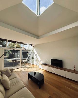 Deze woning is gelegen in een rustige omgeving, dichtbij het centrum, en is uitermate geschikt voor expats. De woning beschikt over vier...