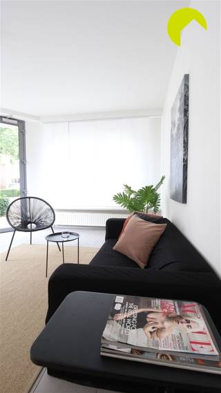 <p><span> </span></p><p><span>Dit moderne en stijlvol bemeubeld appartement is ideaal gelegen in de toffe Dieseghemwijk van Mortsel. </span></p><p><span>Dit appartement biedt een perfecte combinatie van comfort en hedendaags design, wat het tot een aantrekkelijke keuze maakt voor de toekomstige huurder.</span></p><p><span>Indeling:</span></p><p><span>De woonkamer met open keuken is bijzonder ruim en licht en beschikt over een groot raam dat veel natuurlijk licht binnenlaat en zorgt voor een aangename leefsfeer. Vanuit de living is er ook toegang tot de privatieve voortuin. Het interieur is voorzien van neutrale tinten en hedendaagse afwerkingen die een rustige en geraffineerde sfeer creëren. De keuken is volledig ingericht met moderne witte kasten, ingebouwde apparaten en een praktisch werkblad en voorzien van de nodige huisraad (borden, glazen, bestek,...). Dit alles vormt een harmonisch geheel waar koken en ontspanning naadloos samengaan.</span></p><p><span>Het appartement beschikt over één comfortabele slaapkamer met natuurlijk licht, voldoende ruimte, is ingericht met een dubbel bed en voorzien van moderne verlichting en biedt een rustig toevluchtsoord aan het einde van de dag.</span></p><p><span>De badkamer is zeer verzorgd met een douche, wastafel en toilet. Een aparte berging met wasmachine maakt het plaatje volledig.</span></p><p><span>Het design is minimalistisch en praktisch, met aandacht voor details die het comfort verhogen.</span></p><p><span>Het appartement is beschikbaar voor korte of lange termijn huur.</span></p><p><span> </span></p><p><span>Nuttige informatie:</span></p><p><span>·Huurwaarborg: 3 maanden</span></p><p><span>·GEEN gemeenschappelijke kosten</span></p><p><span>·Plaatsbeschrijving: 225, (per partij)</span></p><p><span>·Beschikbaar: 01/11/2026</span></p><p><span>·EPC: 367 KWh/m²</span></p><p><span> </span></p><p><span>Boek nu zelf ONLINE uw afspraak in. Surf naar het betreffende eigendom op onze website www.habicom.be en klik op de roze knop 'PLAN EEN BEZOEK'. </span></p><p><span>Kies het moment dat u het beste uitkomt, vul de gevraagde contactgegevens in en klik nadien op verzenden om te bevestigen.</span></p>