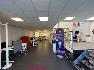 Ruim handelspand / kantoor- centrale ligging nabij kruispunt- oppervlakte van liefst 260m2- 2 privatieve parkings- volledig instapklaar...