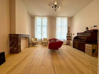 INDIEN U EEN BEZOEK WENST IN TE PLANNEN GELIEVE EEN BEZOEK AAN TE VRAGEN VIA WWW.HILLEWAERE.BE VIA DE RODE KNOP<br /><br />Dit charmante 1-slaapkamerappartement ademt karakter. Denk: herenhuisallures, hoge plafonds, prachtige parketvloeren en een gezellige sfeer waar je je meteen thuis voelt. En dat allemaal op een heerlijke locatie aan een rustig plein, terwijl je op amper enkele minuten wandelen midden in het stadscentrum staat. Best of both worlds dus.<br /><br />Indeling:<br />Het appartement bevindt zich op de eerste verdieping van een authentiek gebouw en werd volledig gerenoveerd met respect voor de charme van weleer, maar mét het comfort van vandaag.<br /><br />Bij het binnenkomen word je verwelkomd in de inkomhal, waar je meteen ook een apart gastentoilet en een handige berging/wasplaats terugvindt.<br /><br />De lichtrijke leefruimte met open keuken baadt dankzij de grote raampartijen in het het licht. De moderne keuken is uitgerust met alles wat je nodig hebt: een inductiekookplaat, dampkap, combi-oven, vaatwasser, spoelbak en handige kolomkast.<br /><br />Via de nachthal bereikt u de ruime slaapkamer met ensuite badkamer. Deze stijlvolle badkamer beschikt over een dubbele wastafel, een spiegel met antidampfunctie en een inloopdouche.<br /><br />Het appartement heeft geen eigen terras, maar de zonnige gemeenschappelijke tuin achteraan maakt dat meer dan goed! Een rustig plekje om even te ontspannen in het groen.<br /><br />Kort samengevat: een appartement met charme, licht en karakter, voor wie graag rustig woont maar toch het stadsleven binnen handbereik wil houden.<br /><br />Bijzonderheden:<br />- Onmiddellijk beschikbaar<br />- Servicekosten: 50 € per maand<br />- Gordijnen en verlichting aanwezig
