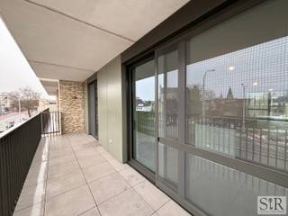 Dit stijlvol nieuwbouw appartement is gelegen op een boogscheut van het centrum van Mechelen in een opkomende wijk aan "Den Ouwen Dok". De ramen van de woonkamer en een terras bieden uitzicht op de authentieke gevel van het vroegere zwembad van Mechelen en binnentuin die weldra aangeplant wordt. <br />Dankzij de ligging heb je horeca en winkels binnen handbereik en bovendien een uitstekende verbinding tot de stadsring en snelwegen. <br /><br />Op de tweede verdieping van het gebouw kom je binnen in dit gezellige appartement. Via de nachthal bereik je de ruime en lichtrijke woonkamer met grote raampartijen en een open keuken met kookeiland. De keuken is voorzien van o.a. oven en microgolf, inductie kookplaat, dampkap en vaatwasmachine. Er is ook nog een technische berging aan de keuken. <br />Naast de master bedroom is er nog een tweede slaapkamer, een apart toilet, een badkamer met inloopdouche en badmeubel met dubbele lavabo. Er is nog een extra ruimte in het appartement die in te richten is als tweede berging, dressing of kleine bureau. Bij het appartement hoort een staanplaats die bij te huren is aan € 100,- per maand en er is een gemeenschappelijke fietsenstalling aanwezig die vrij te gebruiken is door de bewoners. <br /><br />Dankzij de recente en duurzame technologieën op vlak van verwarming is de woning zeer energiezuinig. <br />De ideale ligging laat je optimaal genieten van alles wat Mechelen te bieden heeft en zorgt voor een vlotte verbinding naar de autosnelwegen of ringwegen.<br /><br />Aarzel niet en vraag uw bezoek aan via info@immosir.be.