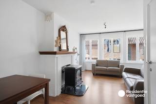 Deze charmante bel-etagewoning met karaktervolle gevel bevindt zich op een bijzonder centrale en rustige ligging in Brugge, op wandelafstand van het historische centrum, winkels, openbaar vervoer en tal van dagelijkse voorzieningen. Dankzij haar praktische indeling en gunstige ligging vormt deze woning een ideale starterswoning of een interessante opportuniteit voor verhuur.<br />Op het gelijkvloers bevinden zich de inkomhal, een praktische berging, was- en bergruimte en de inpandige garage met sectionale poort. De eerste verdieping omvat een aangename leefruimte met gaskachel, een afzonderlijke keuken en een badkamer met lavabomeubel, bad met douchecombinatie en toilet. Daarnaast is er een kleine buitenruimte aanwezig. Op de tweede verdieping bevinden zich twee slaapkamers en de nachthal met toegang tot de zolder. Het dak werd vernieuwd in 2017 en de zoldervloer werd geïsoleerd met 18 cm isolatie. De woning beschikt over houten ramen met hoogrendementsbeglazing en behaalt energielabel D, waardoor geen renovatieverplichting van toepassing is.<br />Een charmante stadswoning met garage, twee slaapkamers en uitstekende bereikbaarheid, ideaal voor eigen bewoning of als investering! <br />De vermelde prijs is een richtprijs. Elk bod hoger of lager dan de vermelde prijs wordt overgemaakt aan de eigenaar die zich het recht voorbehoudt om dit al dan niet te aanvaarden.