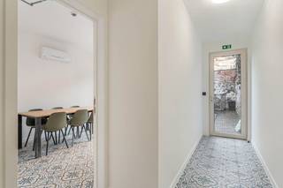 TOTAALRENOVATIE - Goed gelegen en gemeubelde studentenkamer met eigen sanitair (wc, douche &amp; wastafel) in een kleinschalig gebouw met 7 entiteiten, een gemeenschappelijke keuken, een fietsenberging en een tuin te centrum Leuven!<br /><br />Bent u op zoek naar een interessant investeringsgoed waar uw kinderen een onvergetelijke studententijd kunnen beleven samen met hun vrienden en vriendinnen? Of bent u louter op zoek naar een waardevaste investering met een toprendement? Dit mooie renovatieproject is met zijn ligging in hartje Leuven en nabij verschillende campussen een mooie opportuniteit! <br /><br />Het bestaande gebouw wordt teruggebracht tot op zijn ruwbouw en wordt vervolgens volledig afgewerkt met kwalitatieve en hoogstaande materialen, met smaak en oog voor detail!<br /><br />De kamer (15,46m²) is ruim en beschikt over een eigen badkamer en een keukenblok bestaande uit een frigo, een microgolfoven en kasten. De vloer wordt in parket uitgevoerd en gordijnen en verlichting worden voorzien.<br /><br />Indien gewenst kan u genieten van een huurgarantie tem 14/09/2026 aan €660+€75(lasten)/maand!<br /><br />U kan mij rechtstreeks contacteren op 0495/292080 of via  arnaut@immojanstas.be.<br /><br />Bijkomende info (EPC, bodemattest, stedenbouwkundige inlichtingen, plannen enz...) vindt U onder de sectie "downloads".