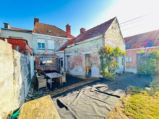 Hoekwoning met garage en tuin.Indeling:gelijkvloers: inkom, living met open keuken, badkamer, berging/ wasplaatseerste verdiep: 3 ruime...