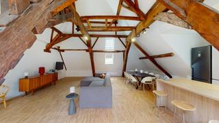 This spacious apartment extends over a particularly generous surface area and offers a layout ideally suited for those seeking ample living space. The property features a large living area with an adjoining kitchen, four full-sized bedrooms, a bathroom, a separate toilet, and several practical storage and utility spaces within the layout. The terrace connects seamlessly to the living area and provides a pleasant outdoor space. Thanks to the combination of its volume, layout, and number of bedrooms, this is an exceptionally spacious apartment in a highly central location.
