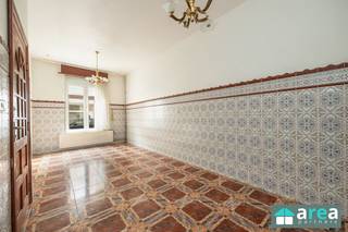 <p><span>Deze ruime gezinswoning is gelegen in de hippe Boho wijk meer bepaald aan het Koxplein, tussen het Moorkensplein en Zurenborg. Het betreft een ruime, doch te renoveren woning met 4 slaapkamers, koer en veranda (terras). Omwille van de ligging ben je op een steenworp verwijderd van verschillende leuke adresjes. In de omgeving is er absoluut geen gebrek aan winkels, scholen, apothekers, horeca gelegenheid en zoveel meer!</span></p><p><span> </span></p><p><span>Grootste troeven:</span></p><p><span>-Centrale locatie in hippe buurt!</span></p><p><span>-Veel potentieel</span></p><p><span>-4ruime slaapkamers</span></p><p><span>-Koer & terras aanwezig</span></p><p><span>-Geen energetische renovatieverplichting</span></p><p><span> </span></p><p><span>(Huidige) indeling:</span></p><p><span>-Kelder: Ruim (30m²), ideaal voor stockage.</span></p><p><span>-GLVL: Op het gelijkvloers bevindt zich een ruime & lichtrijke leefruimte die eenvoudig kan worden verbonden met de aangrenzende eetkamer. Aansluitend treffen we de keuken, die toegang biedt tot een compacte koer (ca. 3 m²), ideaal voor een frisse buitenruimte. Verder is er op dit niveau een praktische badkamer voorzien van douche en toilet.</span></p><p><span>-V1: De 1</span><span><sup>ste</sup></span><span> verdieping omvat aan de voorzijde een masterbedroom (25 m²). Daarnaast bevindt zich de 2</span><span><sup>de</sup></span><span> slaapkamer (12 m²). Achteraan vinden we een 2</span><span><sup>de</sup></span><span> badkamer (5 m²), uitgerust met ligbad & toilet. Deze ruimte geeft bovendien toegang tot een veranda/terras (6 m²).</span></p><p><span>-V2: Op de bovenste verdieping zijn nog 2 bijkomende slaapkamers aanwezig (15m² & 10 m²).</span></p><p><span> </span></p><p><span>Voor meer informatie kan u terecht bij Area Partners: Info@area.be of 03/284.60.60</span></p>