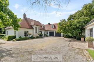 Welkom in deze uitzonderlijke villa, waar elegantie en comfort elkaar ontmoeten. Centraal gelegen, op een royaal perceel van 2.000 m², biedt deze woning u een unieke combinatie van rust, ruimte en verfijning.<br />Bij het binnenkomen voelt u meteen de warme sfeer en de aandacht voor detail. De villa is volledig ingericht en afgewerkt met hoogwaardige, waardevolle materialen die tijdloze klasse uitstralen. De ruime leefkeuken vormt het kloppend hart van de woning, een plek waar koken en samenzijn een beleving worden.<br />Met 5 stijlvolle slaapkamers en 2 luxueuze badkamers is er ruimte in overvloed voor het hele gezin én gasten. Een bureauruimte maakt werken van thuis uit bijzonder aangenaam, terwijl de kelder, bijkeuken en zolder extra comfort en praktische mogelijkheden bieden.<br />De buitenzijde is al even indrukwekkend: een dubbele garage en een charmant bijgebouw van 30 m², perfect voor een atelier, hobbyruimte of vrij beroep. De ruime tuin rondom de woning creëert een oase van rust en privacy – een plek waar u kunt ontspannen en genieten van elk seizoen.<br /><br />Waarom deze villa uniek is:<br />Exclusieve ligging met optimale bereikbaarheid<br />Ruimte, licht en verfijnde afwerking<br />5 slaapkamers, 2 badkamers & bureau<br />Bijgebouw met talloze mogelijkheden<br />Instapklaar, met oog voor detail en kwaliteit<br /><br />Deze villa is meer dan een huis. Het is een plek waar u herinneringen maakt, waar luxe en comfort harmonieus samenkomen, en waar elke dag voelt als thuiskomen.