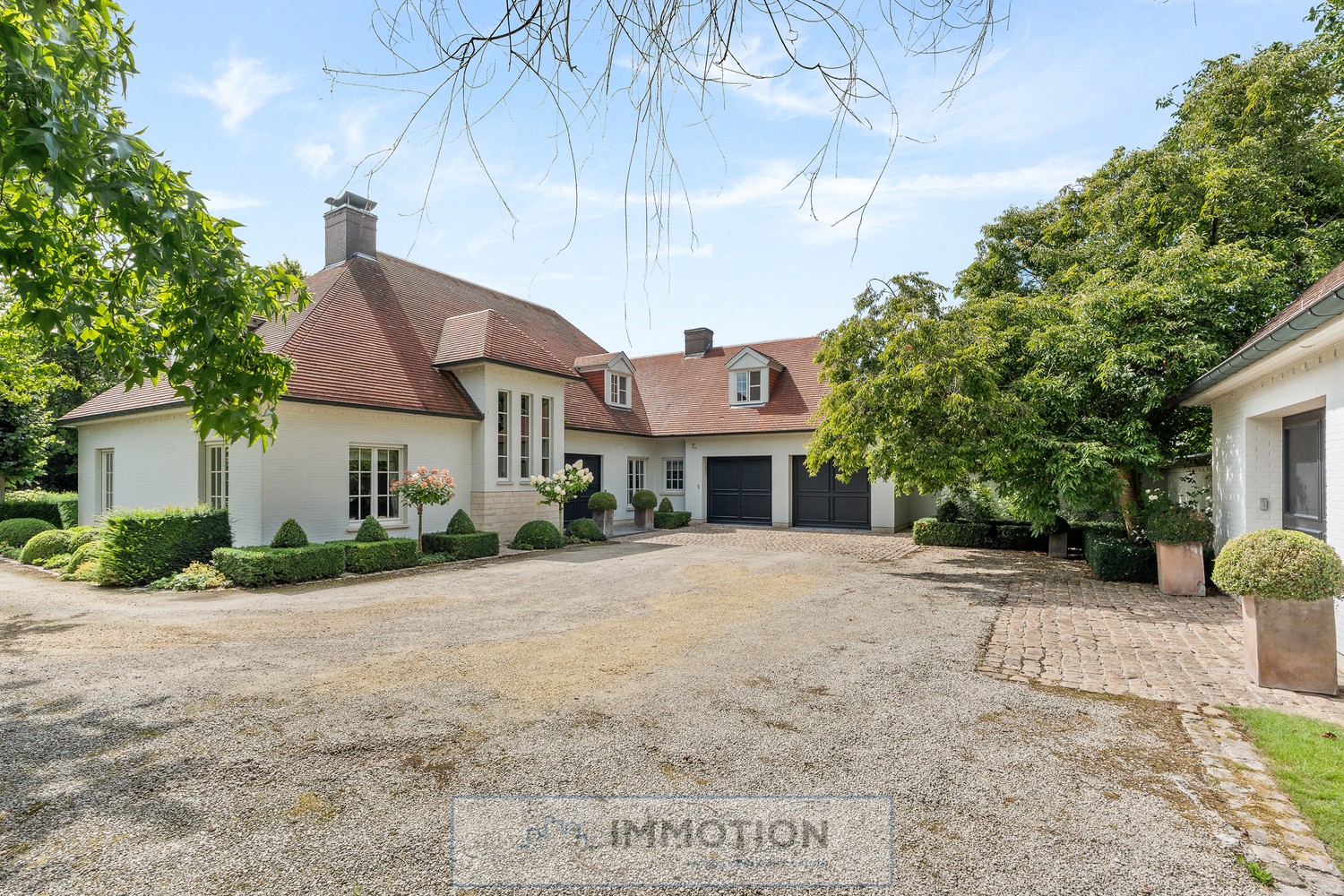 Exclusief wonen in alle comfort: deze centraal gelegen villa op 2.000 m² combineert tijdloze elegantie met royale leefruimtes, hoogwaardige afwerking en een oase van rust in het groen. Regio Bavikhove - foto 1