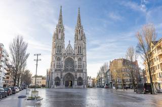 Dit appartement met 2 slaapkamers op de vierde verdieping is ideaal gelegen in het hart van Oostende, op wandelafstand van de Visserskaai en het station. Het biedt volop mogelijkheden om een gezellig woon appartement of tweede verblijf te creëren, mits een verstandige renovatie. Dankzij de uitstekende prijs-kwaliteitverhouding is dit de perfecte kans om een persoonlijke touch te geven aan een woning in het historische centrum van de stad. Geniet van de rustige ligging en de nabijheid van alles wat Oostende te bieden heeft. Het appartement beschikt bovendien over een kelderberging en een aparte fietsenberging, wat het extra praktisch maakt. Grijp deze unieke kans om in te zetten op het potentieel van dit functionele appartement!