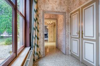 Deze mooie, statige villa in open bebouwing bevindt zich in Bunsbeek, een deelgemeente van Glabbeek wordt aangeboden met een prijs VANAF € 699.000. De villa biedt vele royale en aangename leefruimtes op het gelijkvloers en een dubbele inpandige garage. De verdieping biedt een kamer met en-suite badkamer en dressing, een kamer met en-suite badkamer, 4 extra kamers en een derde badkamer. Zowel de voor- als de achtertuin van de eigendom zijn aangelegd en in de omheinde tuin achter de woning is er een zonneterras met daarnaast een mooie pergola.
Omvattende:
Gelijkvloers: inkomhal, vestiaire, centrale lobby, ontvangstruimte, polyvalente kamer, zit- en eetkamer, keuken, tussenhal, inkomhal achteraan, bijkeuken en wasplaats, 2 toiletruimtes, doorgang en dubbele garage
Eerste verdieping: gaanderij, master bedroom met en-suite dressing en badkamer, slaapkamer met en-suite badkamer, nachthal, linnenkamer, 4 kamers, badkamer, toiletruimte
Zolderverdieping: nachthal en geïsoleerde zolderruimte
Oprit, terras en tuin, bijgebouw: oprit, omheinde tuin met terras en pergola, bijgebouw
Ligging: de villa bevindt zich in Bunsbeek, een deelgemeente van Glabbeek. Bushaltes zijn vlakbij, het station van Tienen bevindt zich op 5 km en de aansluiting met de E40 op een 8-tal km.
Bekijkt u dit pand via één van onze aanverwante websites, dan verwijzen wij u graag door naar onze eigen website VOOR MEER FOTO'S EN EEN RUIME OMSCHRIJVING