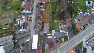 <p><span>SOLIDE CHARMANTE WONING MET 3 KAMERS EN LOODS</span></p><p><span>Vraagprijs : 324.000 euro</span></p><p><span> </span></p><p><span>Solide charmante woning met 3 slaapkamers, tuin en loods.</span></p><p><span>Deze woning is gelegen op een boogscheut van het station van Moerbeke, openbaar vervoer, scholen en winkels.</span></p><p><span>De woning is als volgt ingedeeld :</span></p><p><span>- Op het gelijkvloerse verdiep treft u de inkomhal, de open living, eetruimte, keuken, berging en badkamer met douche en toilet.</span></p><p><span>  Verder treft u nog de kelder.</span></p><p><span>- Op de eerste verdieping vindt u 3 slaapkamers en een badkamer met bad, toilet en lavabo.</span></p><p><span>- De zolder is toegankelijk via een vaste trap. Deze kan ingericht worden als bijkomende kamers.</span></p><p><span>Achteraan de woning bevindt zich een ruime loods van +- 240m²(volledig betonnen vloer) , een garage en een aangename tuin.</span></p><p><span>De woning wordt verwarmd met stookolie en is voorzien van deels enkele en deels dubbele beglazing in hout en PVC.</span></p><p><span> </span></p><p><span>Stedenbouwkundig uittreksel/inlichtingen in aanvraag!</span></p><p><span>Voor info of bezoek bel 0472/29.25.04 of stuur een email naar louis@svena.be</span></p><p><span>Deze gegevens zijn louter informatief en wij kunnen niet aansprakelijk gesteld worden voor eventuele onjuistheden.</span></p><p><span>De bewoonbare oppervlakte is slechts indicatief.</span></p>