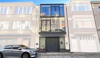 <p><span>BEZOEK? BEL 09/225.00.78.</span></p><p><span> </span></p><p><span>Deze energiezuinige woning bevindt zich op een boogscheut van het historische centrum van Gent. Gelegen op een rustige locatie vlak bij de Coupure, vormt dit de ideale thuis voor wie op zoek is naar ruimte, comfort en een uitstekende bereikbaarheid.</span></p><p><span> </span></p><p><span>Bij het betreden van de woning komt u terecht in de inkomhal, die toegang biedt tot een ruime berging of polyvalente atelierruimte van maar liefst 33 m². Op het gelijkvloers bevindt zich tevens een gastentoilet.</span></p><p><span>Op de eerste verdieping komt u meteen binnen in de uiterst lichtrijke leefruimte van 38 m². Grote raampartijen zorgen voor een aangename lichtinval en geven uit op het zuidgerichte terras van 13 m², waar u de hele dag van de zon kunt genieten. </span></p><p><span>De open keuken sluit hier naadloos op aan en is volledig uitgerust met een inductiekookplaat, ingebouwde koelkast, vaatwasser, dampkap en dubbele spoelbak.</span></p><p><span>De tweede verdieping beschikt over twee slaapkamers van respectievelijk 7 m² en 18 m². De grootste slaapkamer is voorzien van praktische ingemaakte kasten en geautomatiseerde rolluiken. Verder bevindt zich op deze verdieping de badkamer, uitgerust met een douche, dubbele wastafel en toilet.</span></p><p><span> </span></p><p><span>De woning behaalt een uitstekende energiescore met een E-peil van slechts 38. Dankzij de aanwezigheid van zonnepanelen, vloerverwarming en een warmtepomp geniet u van hedendaags wooncomfort met een laag energieverbruik.</span></p><p><span> </span></p><p><span>Wilt u deze woning graag zelf ontdekken? Neem vandaag nog contact met ons op!</span></p>