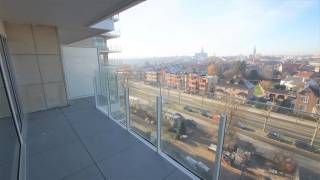 Riant, volledig gerenoveerd appartement (+/- 80 m² bewoonbare oppervlakte) op de 7de verdieping met 1 slaapkamer (+/- 15 m²) met terras (+/- 5 m²), zéér ruime en heldere living (+/- 27 m²), groot terras (+/- 11 m²) met adembenemend zicht op Tienen.<br />Compleet nieuwe keuken (+/- 10 m²) uitgerust met grote ingebouwde frigo/diepvries, ingebouwde vaatwasser, 9 kasten en 2 grote laden (met besteklade binnenin), inductiekookplaat, ingebouwde combi-over en eethoek.<br />Badkamer (+/- 5 m²) met ligbad/douche, lavabo en aansluitingen voor wasmachine. Aparte WC.<br />Hall (+/- 7,5 m²) met parlofoon, vestiairekast en bergingkast. Afgesloten kelder op verdieping -1 (+/- 8 m²).<br />Ruime beveiligde buitenparkings (met toegangscontrole) op binnenkoer voor- en achteraan gebouw. Toegang gebouw aangepast voor mindervaliden.<br />Gelegen in Residentie Beatrijs aan de Leopoldvest (ring rond Tienen), vlakbij 4 grootwarenhuizen, lijnbus voor het gebouw, centrum en treinstation op wandelafstand en op +/- 5 minuten van E40. Gemeenschappelijke tuin, beveiligde toegang met fietsenstalling.<br />Nieuwe ramen met hoog rendement dubbel glas. Zéér lage verwarmingskosten (centraal via caloriemeters): EPC 116 (label B), wat zéér energiezuinig is.<br />Elektrische installatie goedgekeurd.<br />Instapklaar en beschikbaar vanaf 01/10.<br />Huurprijs: 795 euro per maand. Maandelijks voorschot voor gemeenschappelijke kosten, warm en koud water en verwarming: 130 euro per maand met afrekening op jaarlijkse verjaardag van het huurceel.