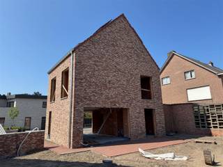 Deze nieuwbouwwoning met 4 slpks is gelegen in een gegeerde buurt in Mechelen-Zuid op 1,6 km van treinstation. De woning is energiezuinig en...