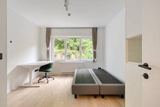 Deze prachtige studentenkamer bevindt zich in het centrum van Leuven op een rustige locatie achterin gelegen.<br /> <br />Dit opbrengstpand bestaat uit 29 vergunde studentenkamers, 16 kamers met eigen sanitair en 13 met een eigen douche en lavabo en gedeeld toilet.<br /><br />Deze kamer bestaat uit een ruime badkamer met lavabo, toilet en inloopdouche, ontbijtblok (frigo en microgolf), kleerkast, bed, bureau en bureaustoel. Deze kamer beschikt over een ruim privatief terras. <br />De kamers worden volledig bemeubeld en geschilderd verkocht.<br /><br />Foto's en een overzicht van alle units kan via email bezorgd worden.<br /><br />Er zijn meerdere gemeenschappelijke keukens. Deze zijn volledig uitgerust met alle nodige toestellen. Verder is er een afvallokaal en fietsenstalling. <br /> <br />Het pand werd in 2025 volledig vernieuwd en aangepast aan de hedendaagse eisen. <br /> <br />Het gebouw beschikt over een betonnen constructie en een vernieuwde lift.<br />Verder is het gebouw uitgerust met een thuisbatterij van 10KW en 30 zonnepanelen met een totaal vermogen van 13 800Wp. <br /><br />De studentenkamer kan verkocht worden met een huurgarantie indien gewenst. Huurprijzen van 600 tot 695 euro/ maand exclusief kosten. <br /><br />Aarzel niet ons te contacteren voor verdere inlichtingen of voor een plaatsbezoek.